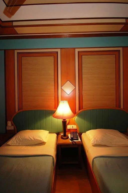 Shari La Island Resort Kampong Pasir Hantu エクステリア 写真